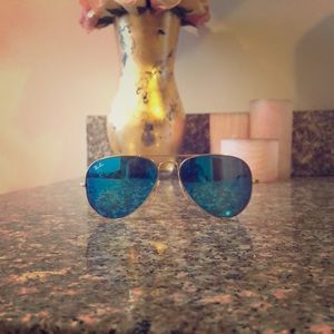 Blue mirror reflective Ray-Ban aviators